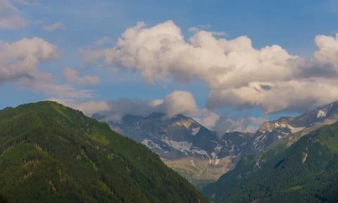 Beautiful alpine landscape with green meadows, alpine cottages and mountain p Stockfoto's