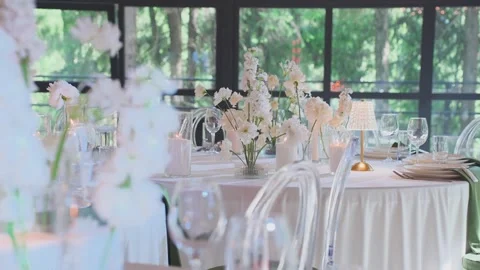 Beautiful and aesthetically pleasing festive table setting Vídeo Stock 329092736
