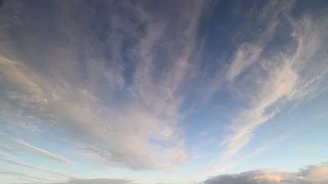 A Beautiful and Expansive Sky with Dynamic Cloud Patterns Captured at Dusk and T 스톡 사진