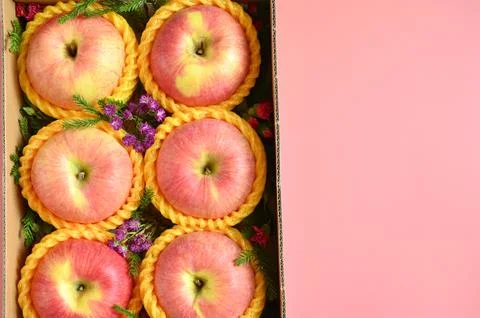 Beautiful apple in the box on pink backgrond, healthy fruit Foto stock