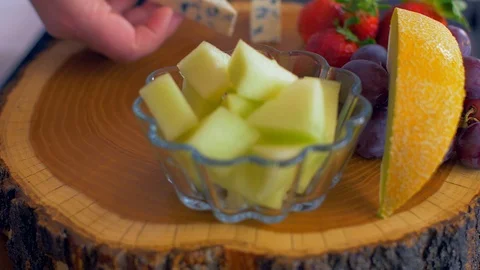 Beautiful arrangement of different types of cheeses on a wooden board Vídeo Stock 109130198