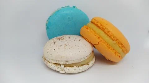 A Beautiful Array of Colorful Macarons Artfully Arranged on a Bright White Stock-Fotos