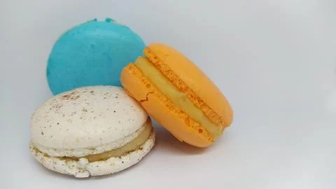 A Beautiful Array of Colorful Macarons Displayed Neatly on a Crisp White Foto stock
