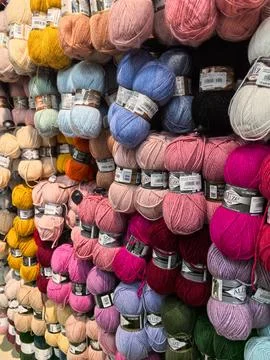 Beautiful array of colorful yarn spools in a cozy crafting store Foto stock