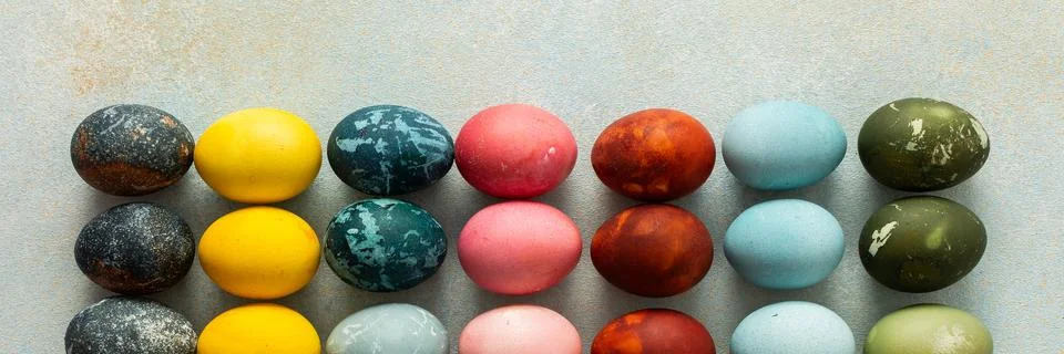 A beautiful array of hand-dyed Easter eggs in various colors, neatly arranged 库存照片