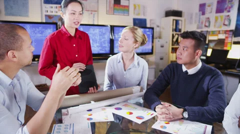 Beautiful asian businesswoman giving a presentation to her colleagues Stock Footage