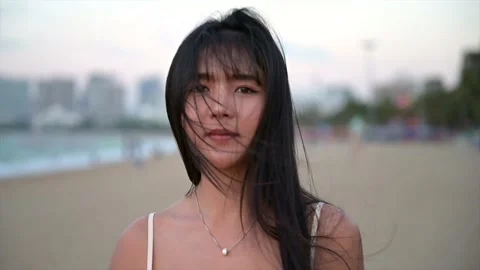 Beautiful Asian model walking slow motion Vidéo 168049397