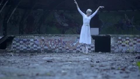 Beautiful ballerina dancing 스톡 동영상 142095424