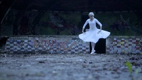 Beautiful ballerina dancing 스톡 동영상 142095584
