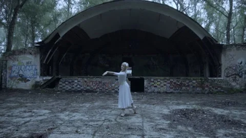 Beautiful ballerina dancing 스톡 동영상 142096135
