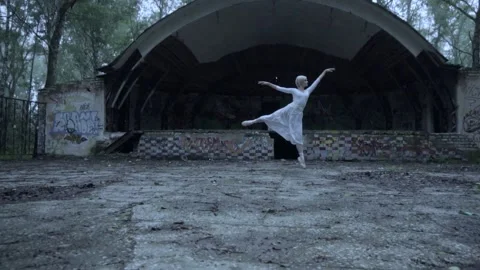 Beautiful ballerina dancing 스톡 동영상 142096176