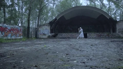 Beautiful ballerina dancing 스톡 동영상 142096473