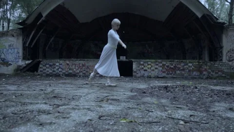 Beautiful ballerina dancing 스톡 동영상 142096546