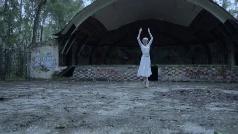 Beautiful ballerina dancing 스톡 동영상 142096751