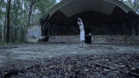 Beautiful ballerina dancing 스톡 동영상 142096761