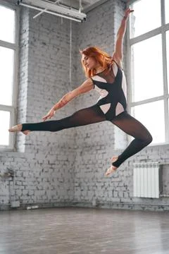 Beautiful ballet dancer posing in dance studio Foto stock