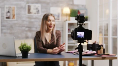 Beautiful beauty influencer recording a tutorial Vídeos de archivo 121664714