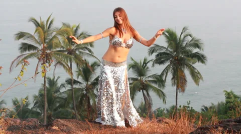 Beautiful bellydancer poses. 스톡 동영상 38913616
