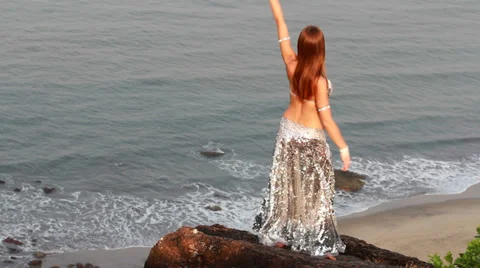 Beautiful bellydancer poses. Видео 38916174