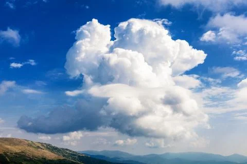 Beautiful big fluffy cloud on bright blue sky. Foto stock