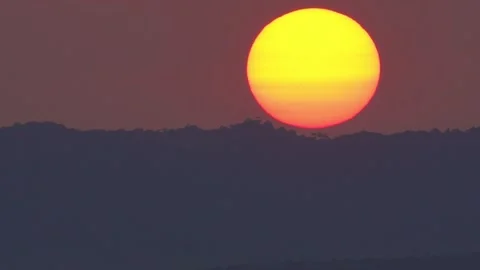 Beautiful big sunset sun sinking into the ocean horizon with dark blue sea. Stock-Footage 331488376