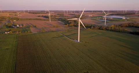 Beautiful big white windmill at sunset in the Midwest Vídeo Stock 167911307