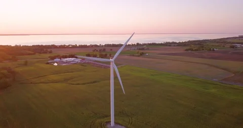 Beautiful big white windmill at sunset in the Midwest Vídeo Stock 167914006