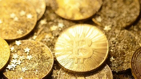 Beautiful Bitcoin Falls down on Coins Pile Macro Vídeos de archivo 83662275