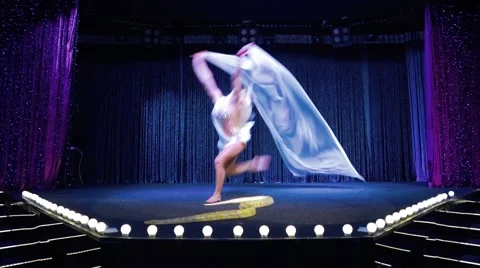 Beautiful blonde girl and python 库存影片 61051552