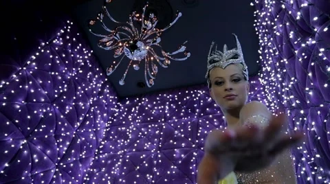 Beautiful blonde girl and python 스톡 동영상 61063288