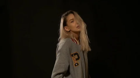 Beautiful blonde posing in studio 库存影片 72283588