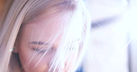 Beautiful blonde typing on the phone 스톡 동영상 59672504