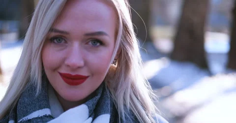 Beautiful blonde woman smiling to the camera Video stock 59590083