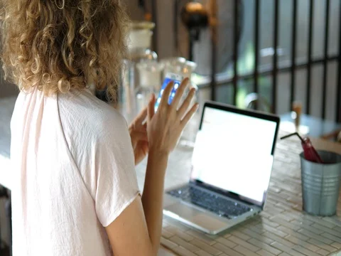 Beautiful Blonde Woman Using Notebook Computer in Coworking Cafe Vidéo 78480156