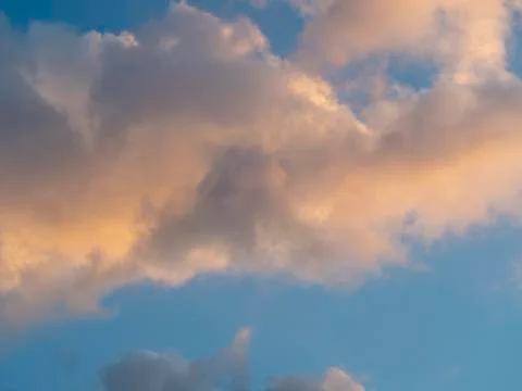 On the beautiful blue sky floating clouds Foto stock