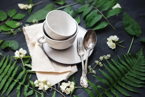 Beautiful boho spring table set up mockup with wild flower and plant decorati Foto stock