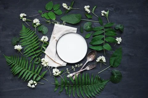 Beautiful boho spring table set up mockup with wild flower and plant decorati Foto stock