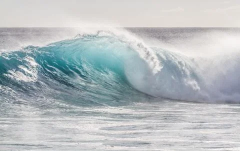 Beautiful breaking Ocean wave Stockfoto's