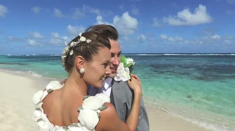 Beautiful bride and groom standing on caribbean beach Vidéo 59181542