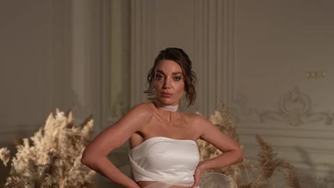 Beautiful bride looking at the camera and posing Vidéo 239232884