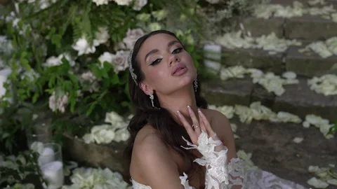 Beautiful bride posing for the camera gently touching her face with her hand Vidéo 261690486