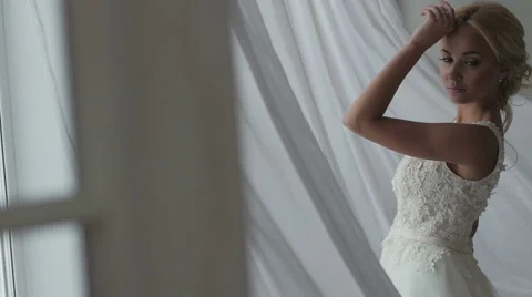 Beautiful bride posing in her wedding dress Видео 61536364