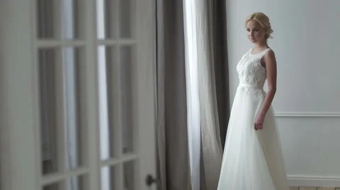 Beautiful bride posing in her wedding dress 库存影片 61537266