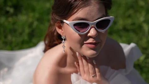Beautiful bride in sunglasses 库存影片 246154658