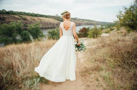 Beautiful bride walk down the aisle with bouquet. Foto stock