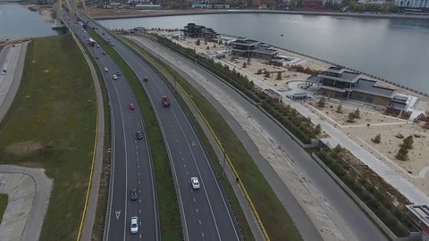 Beautiful bridge over the river.  Vídeo Stock 104166910