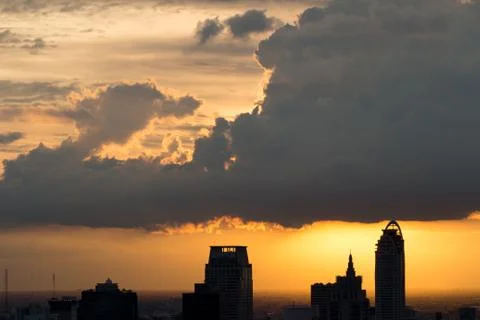 Beautiful brilliant and dynamic clouds over skyscraper at sunset Foto stock