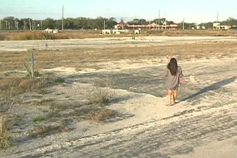 Beautiful Brunette Walking Видео 331328