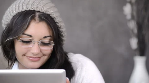 Beautiful brunette woman using tablet computer in lifestyle apartment Vidéo 199629481