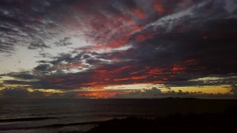 Beautiful caribbean sunrise with dramatic clouds and bursting colours Timelapse 動画素材 147047695
